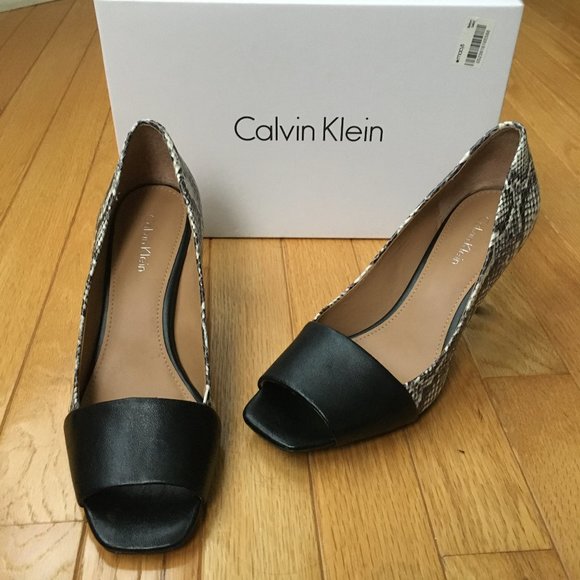 Calvin Klein Nareen Heel - Black and White Leather Snack Print Peep Toe Size 6 - Picture 2 of 9